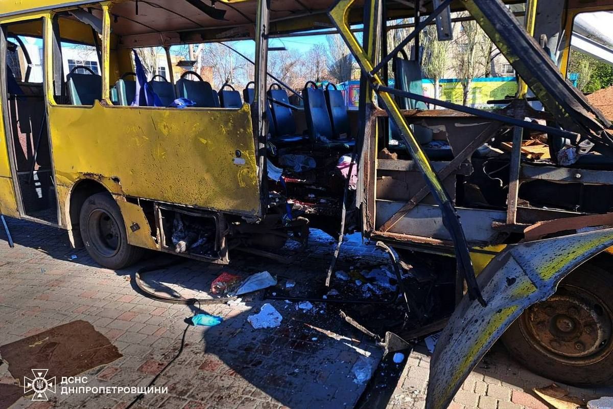 Поліція працює на місці атаки «Терор проти людей і життя»: Зеленський відреагував на удар FPV-дрона по автобусу у Нікополі, кількість загиблих зросла 6