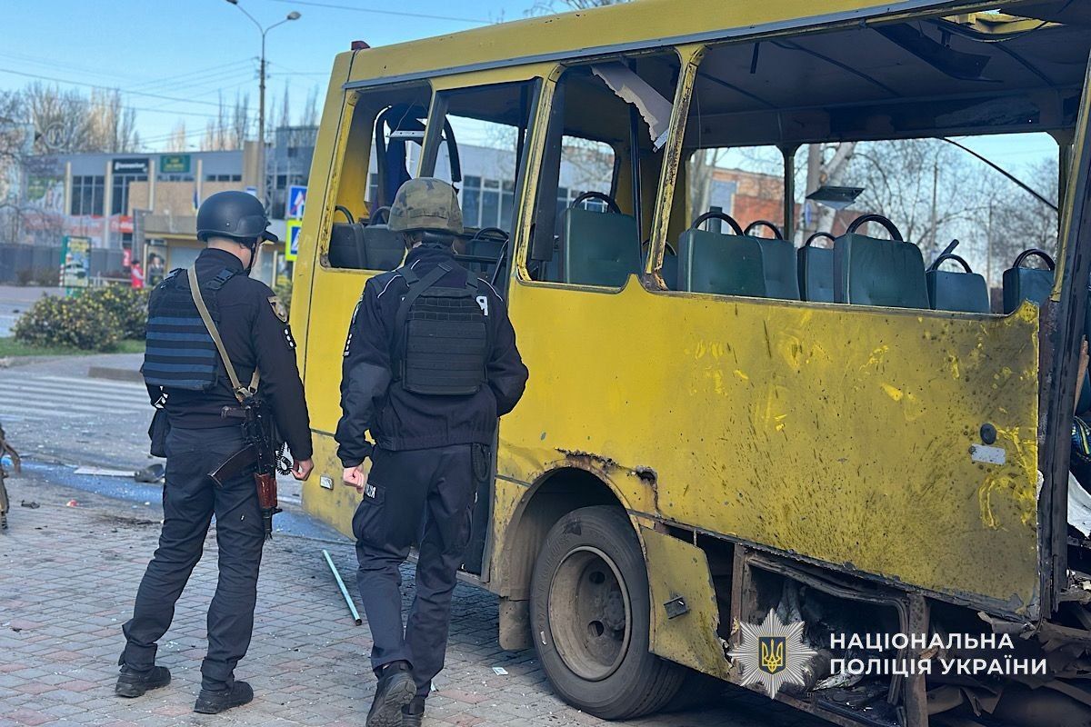 Звичайний міський автобус став ціллю ворога «Терор проти людей і життя»: Зеленський відреагував на удар FPV-дрона по автобусу у Нікополі, кількість загиблих зросла 7