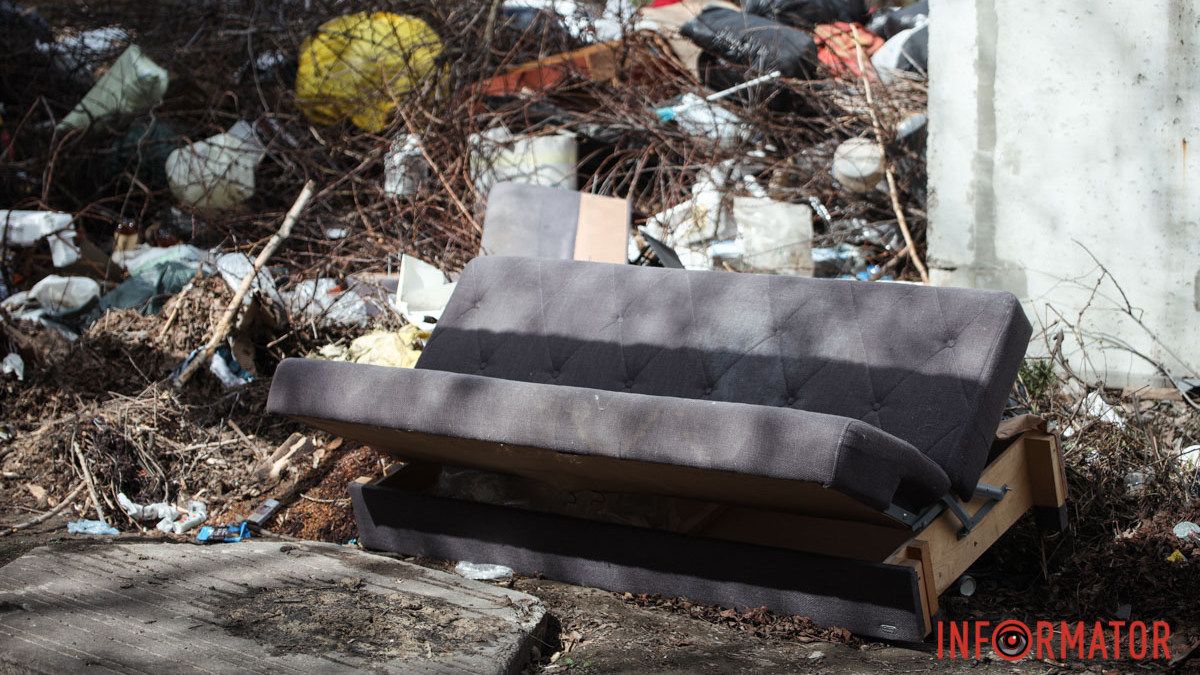 У Дніпрі на проспекті Науки біля багатоповерхового будинку утворилося стихійне сміттєзвалище