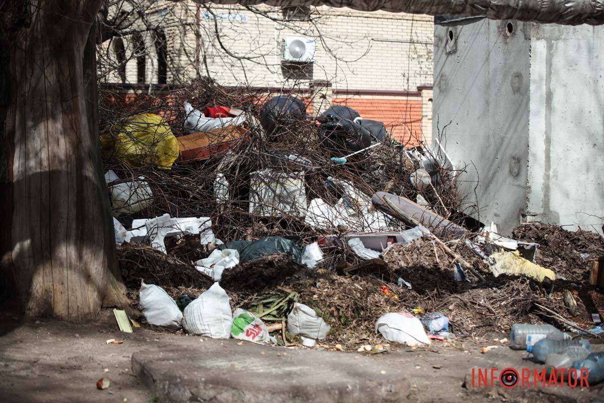 Сміттєзвалище поблизу житлового будинку