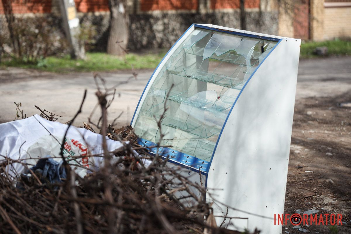 У Дніпрі на проспекті Науки біля багатоповерхового будинку утворилося стихійне сміттєзвалище 11