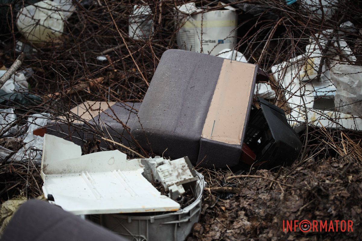 Що тільки сюди не викидають