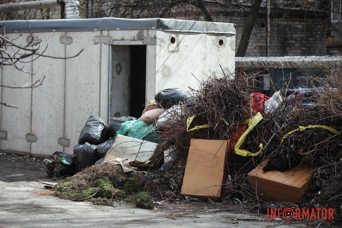 У Дніпрі на проспекті Науки біля багатоповерхового будинку утворилося стихійне сміттєзвалище 7
