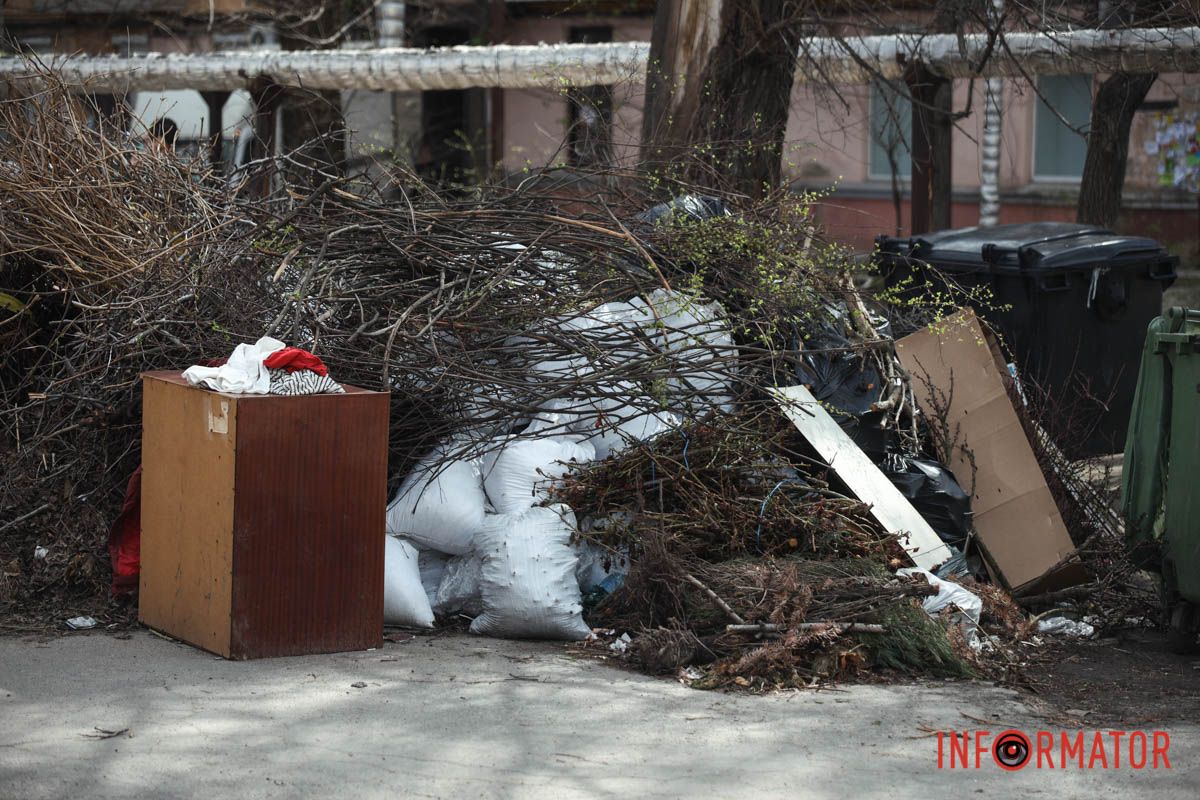 У Дніпрі на проспекті Науки біля багатоповерхового будинку утворилося стихійне сміттєзвалище 9