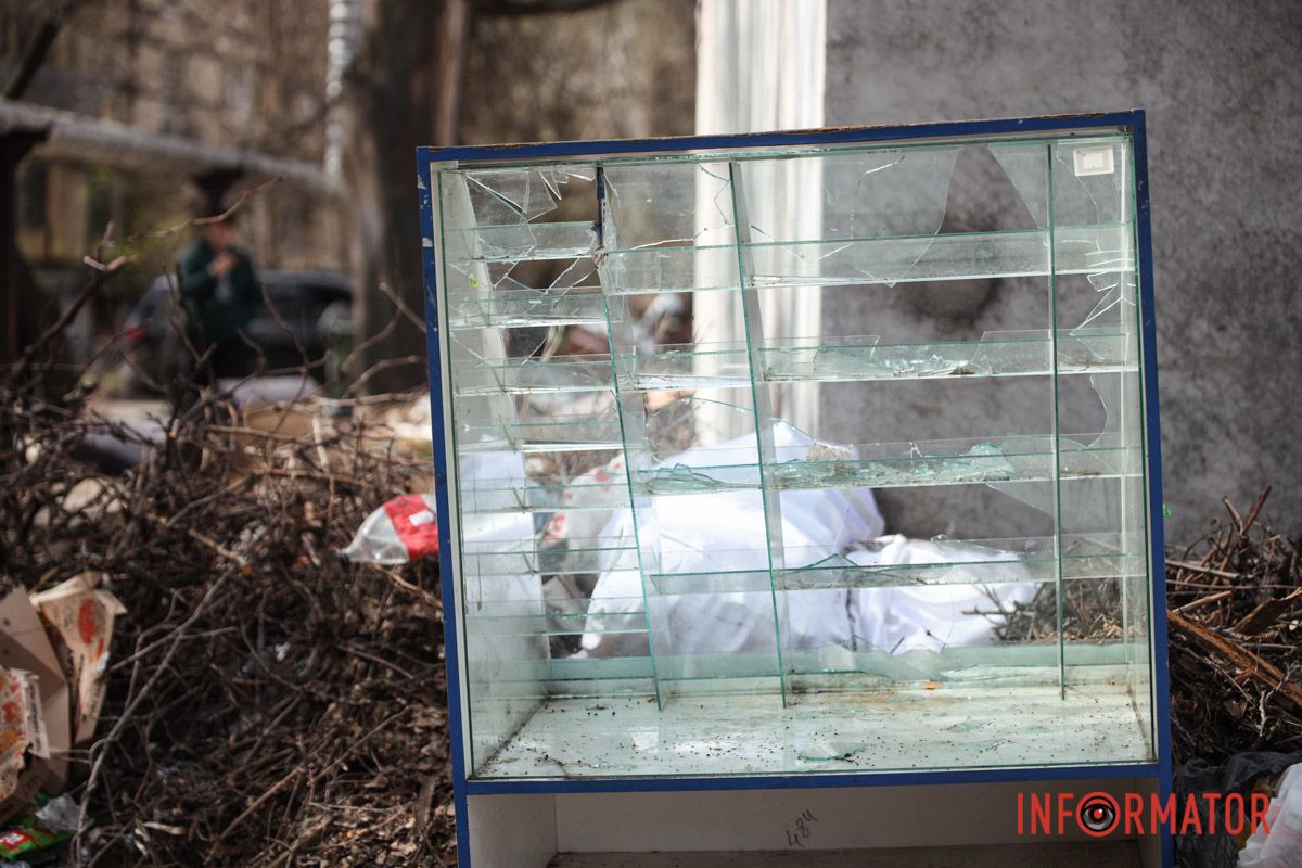 У Дніпрі на проспекті Науки біля багатоповерхового будинку утворилося стихійне сміттєзвалище 10