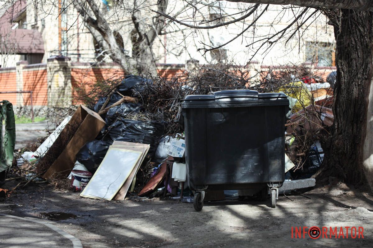 У Дніпрі на проспекті Науки біля багатоповерхового будинку утворилося стихійне сміттєзвалище 8