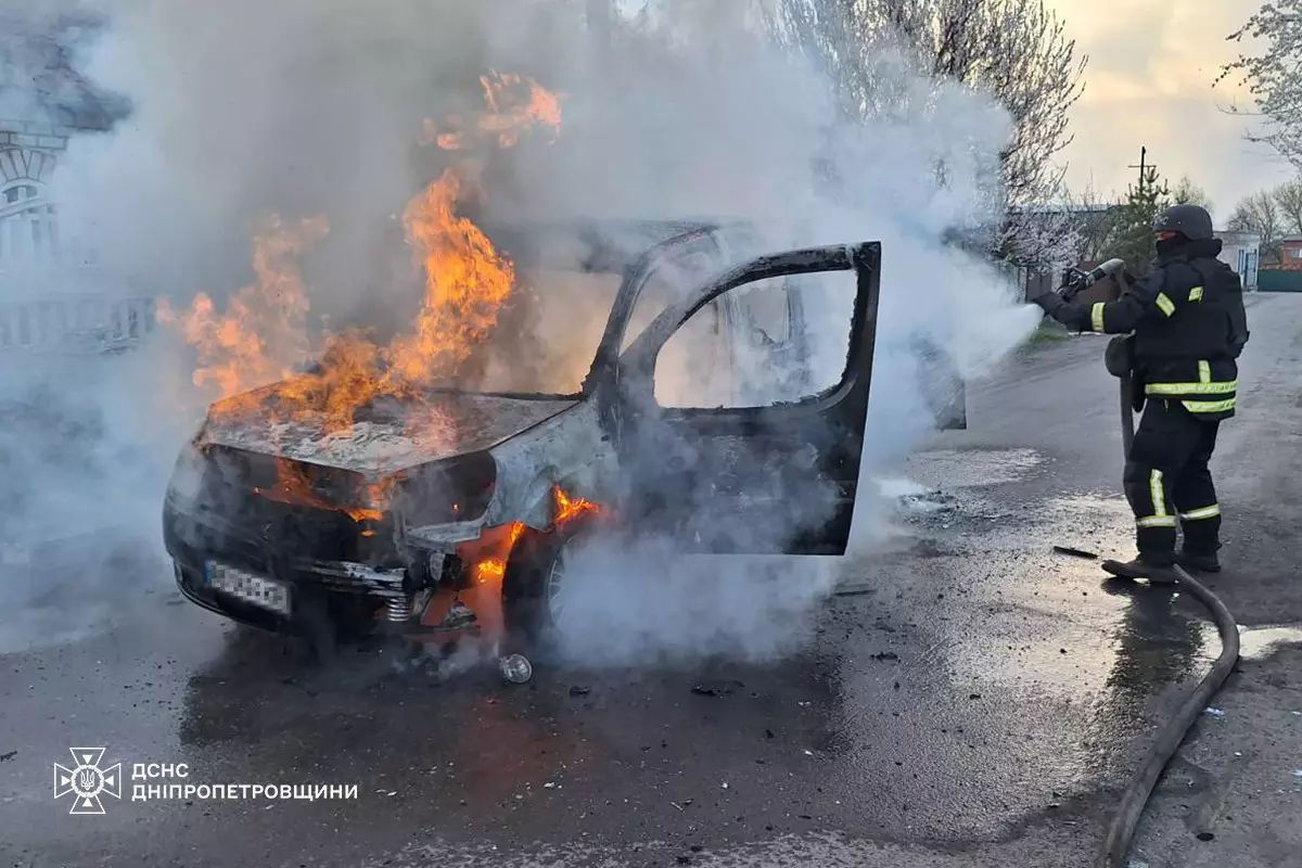 В поселке Петропавловка Синельниковского района. Транспортное средство загорелось во время временной остановки вблизи жилого дома.