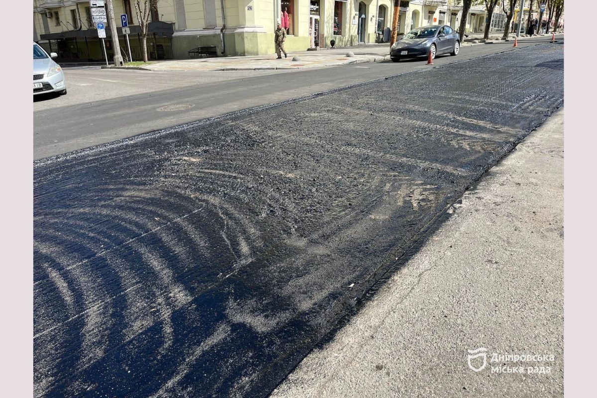 У Дніпрі після зими триває активна фаза відновлення дорожнього покриття