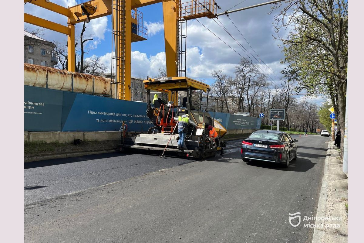 Тут уже замінили близько 1 500 квадратних метрів асфальту