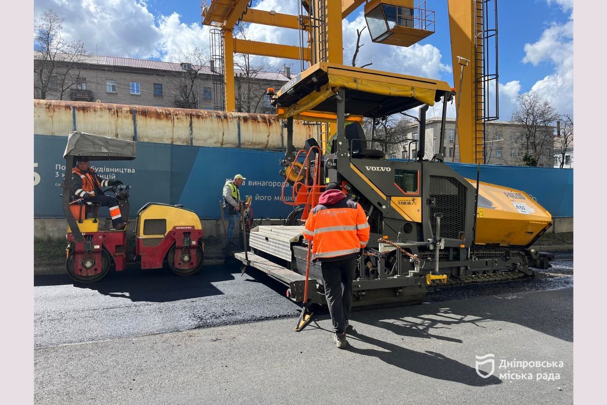 Наразі дорожня техніка працює на проспекті Дмитра Яворницького