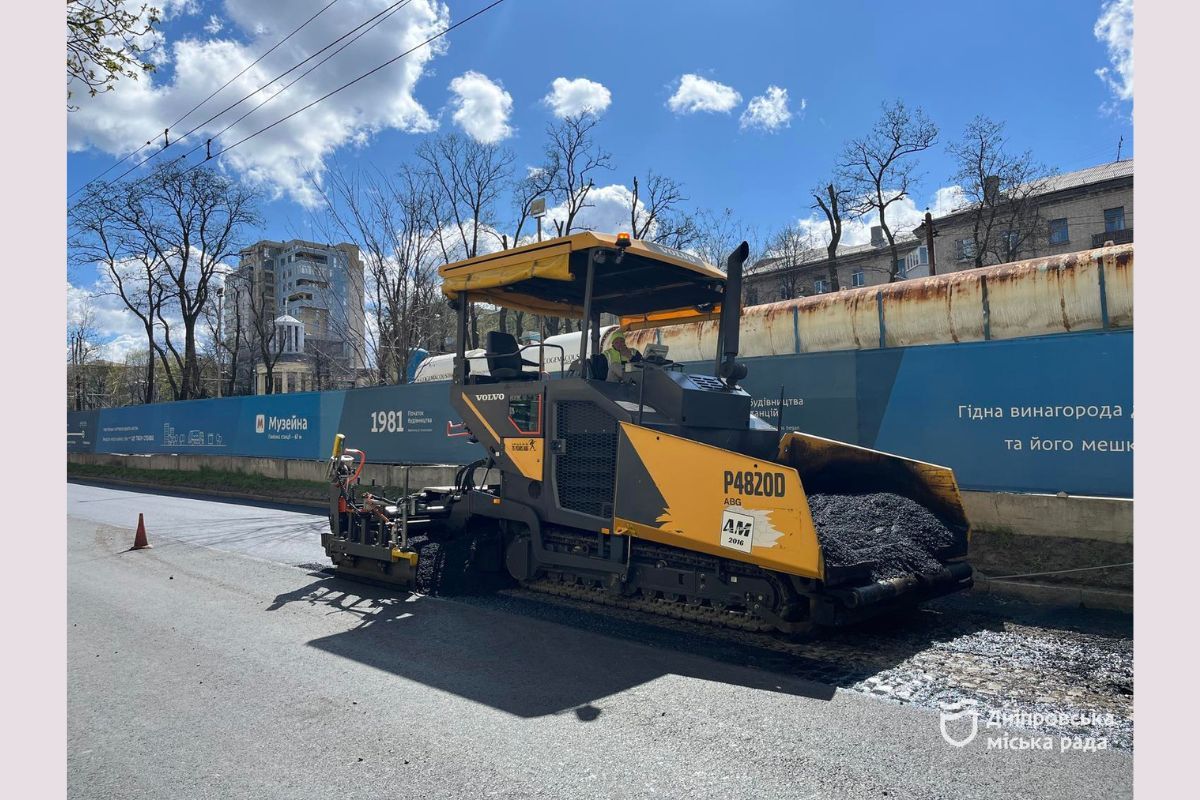 Через морози та перепади температур на багатьох ділянках утворилася ямковість, яку ліквідовують за допомогою гарячого асфальту