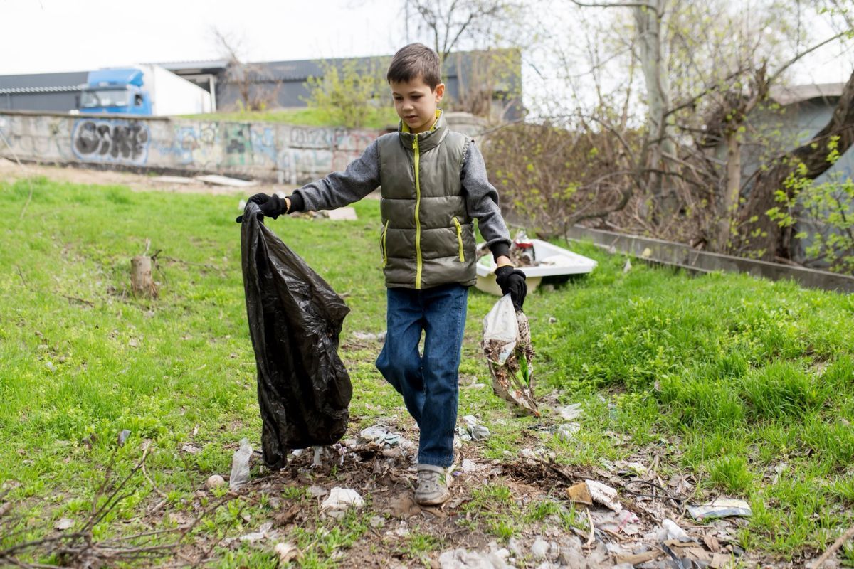 По всьому місту дніпряни виходили для прибирання сміття, фарбування парканів, обрізки дерев