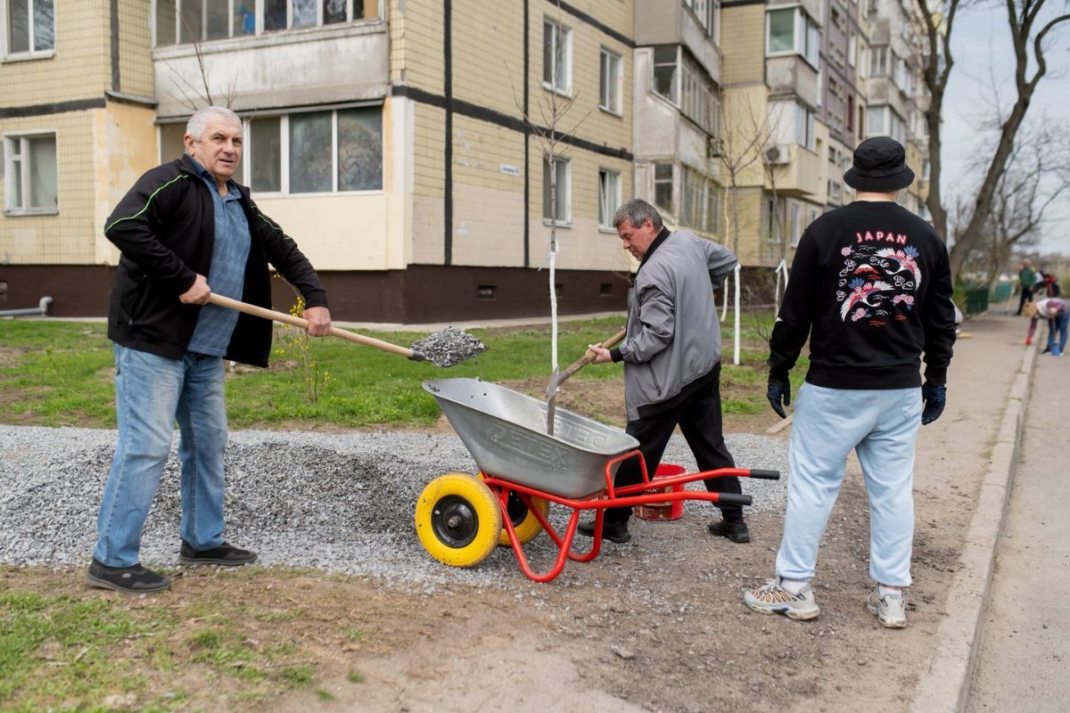 Команда народного депутата Дмитра Кисилевського забезпечила жителів Дніпра інвентарем та фарбою під час толок на лівому березі