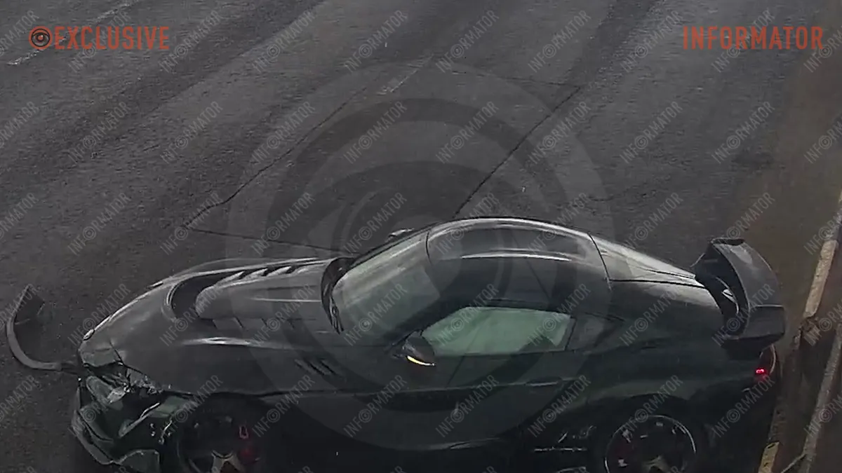 Відео моменту ДТП: у Дніпрі на Кайдацькому мосту Toyota Supra влетіла у відбійник