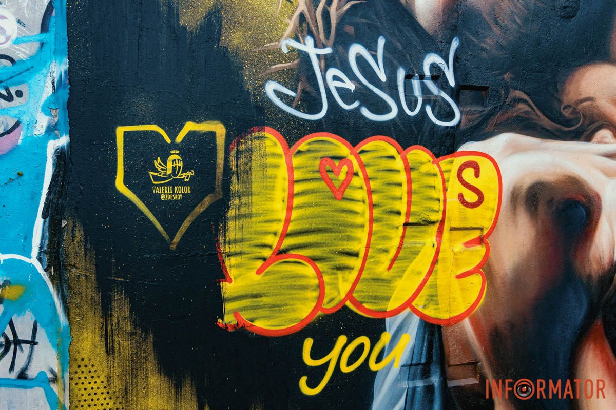 Автор роботи – Валерій Колор, відомий як zdesroy