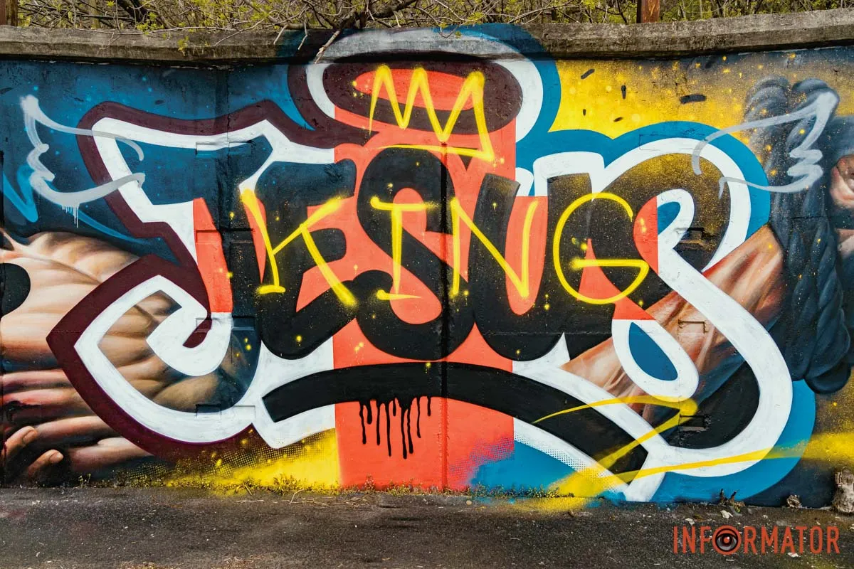 За словами художника, робочі референси зовсім відрізняються від муралу