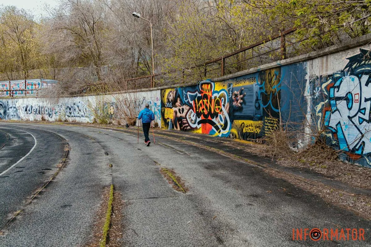 Він знаходиться на стадіоні “Славутич”, який розташований поруч з парком Шевченка
