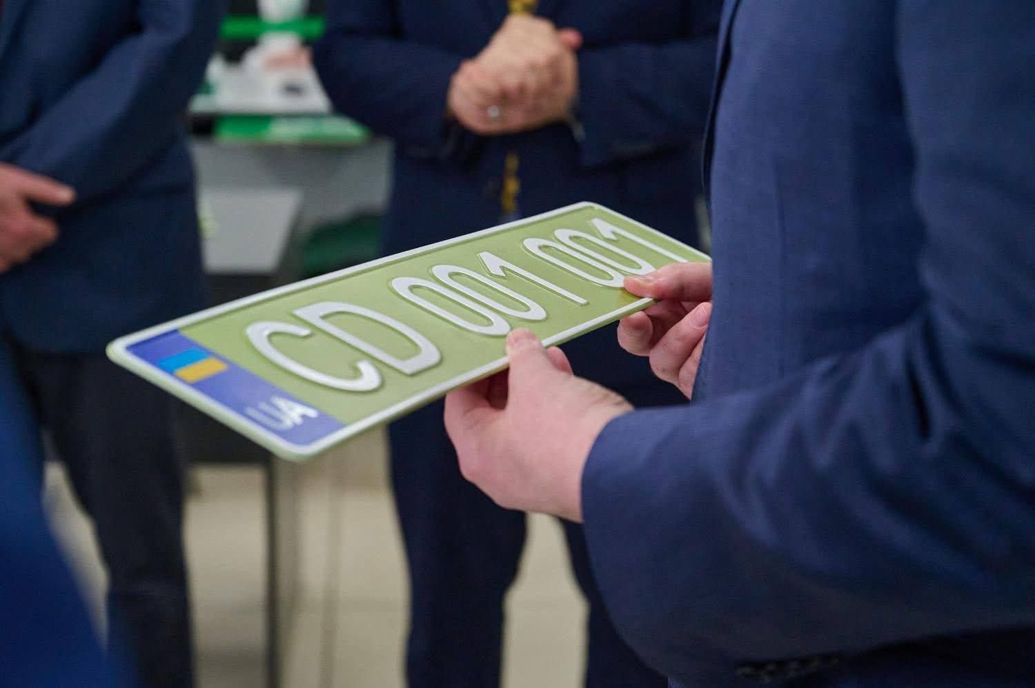 В Україні 3 квітня почали видавати дипломатичні номерні знаки нового зразка