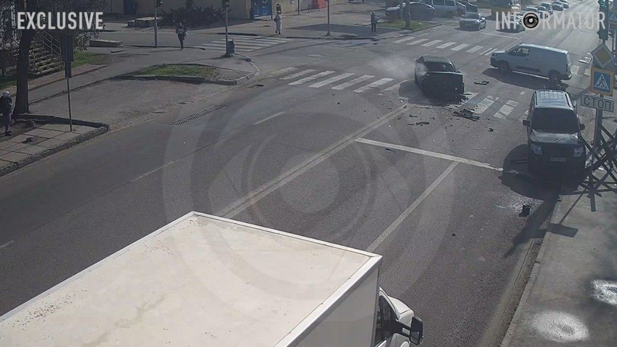 Відео моменту: у Дніпрі на Калиновій BMW врізався в Mitsubishi