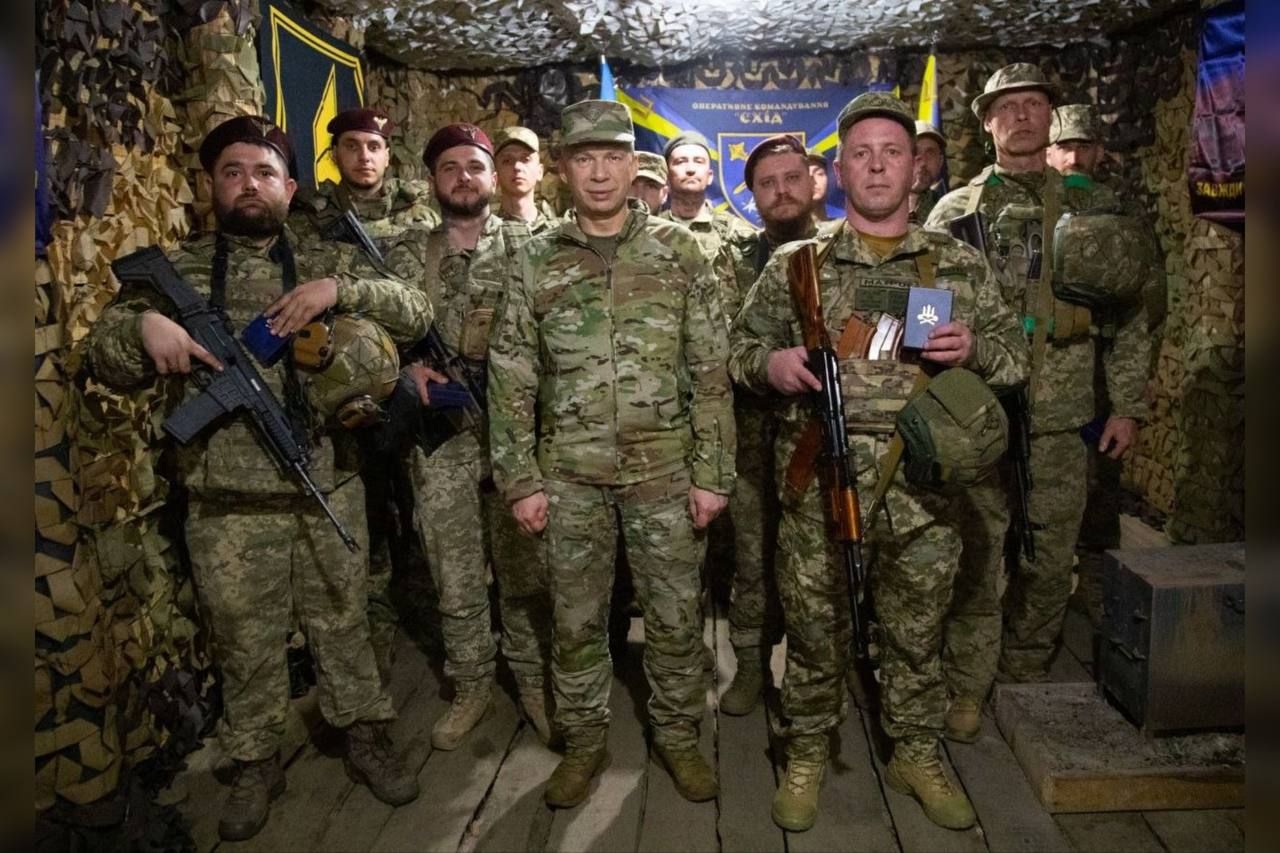 Он встретился с командирами 155-й отдельной механизированной бригады «Анна Киевская», 25-й отдельной воздушно-десантной Сичеславской бригады и штурмовых подразделений