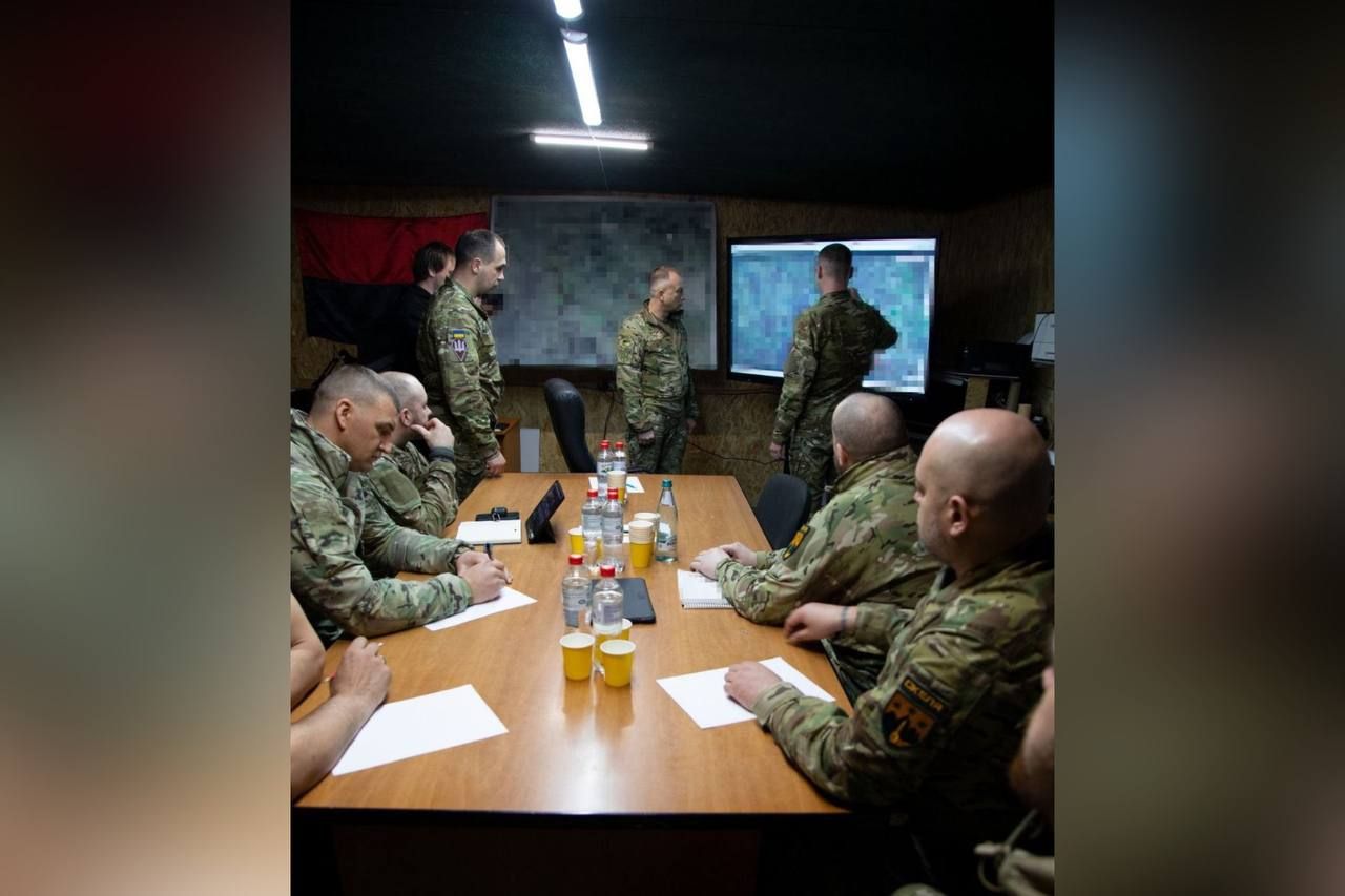 В ходе встречи обсудили оперативную ситуацию по направлению и предложению командиров по повышению эффективности боевой работы.