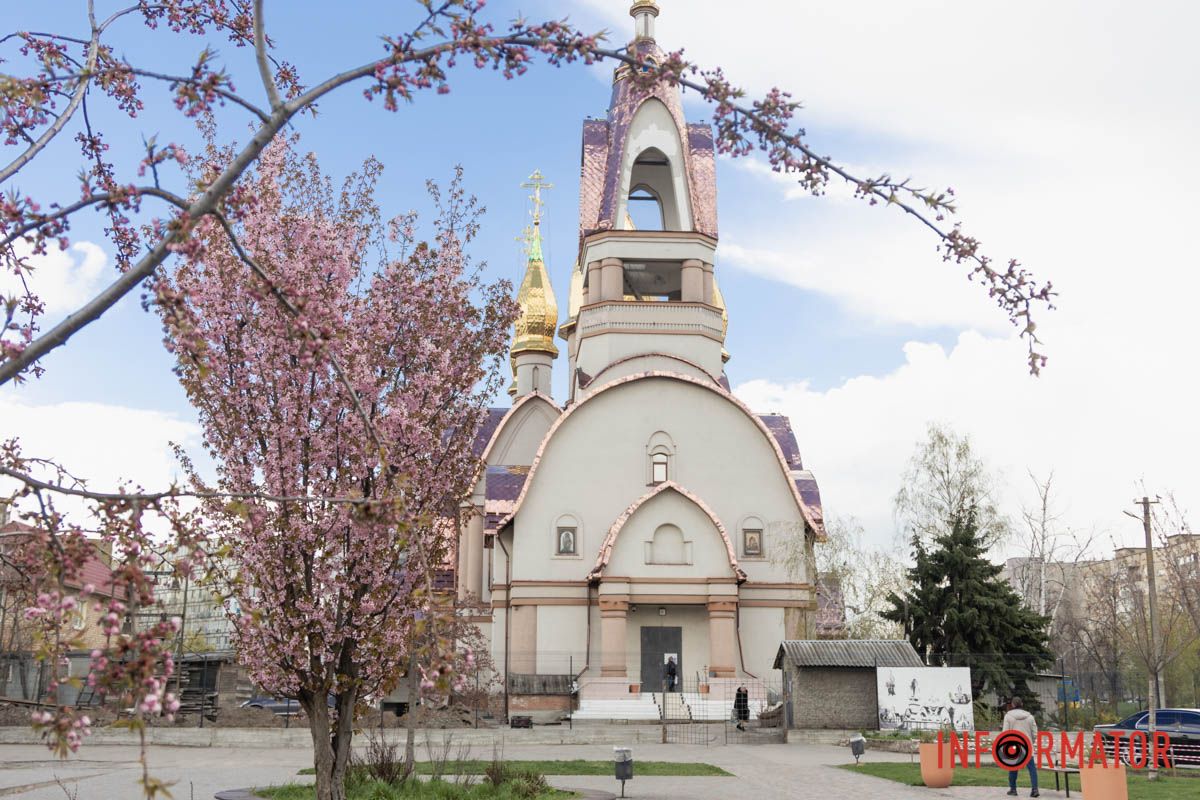 Сакури під колір церкви