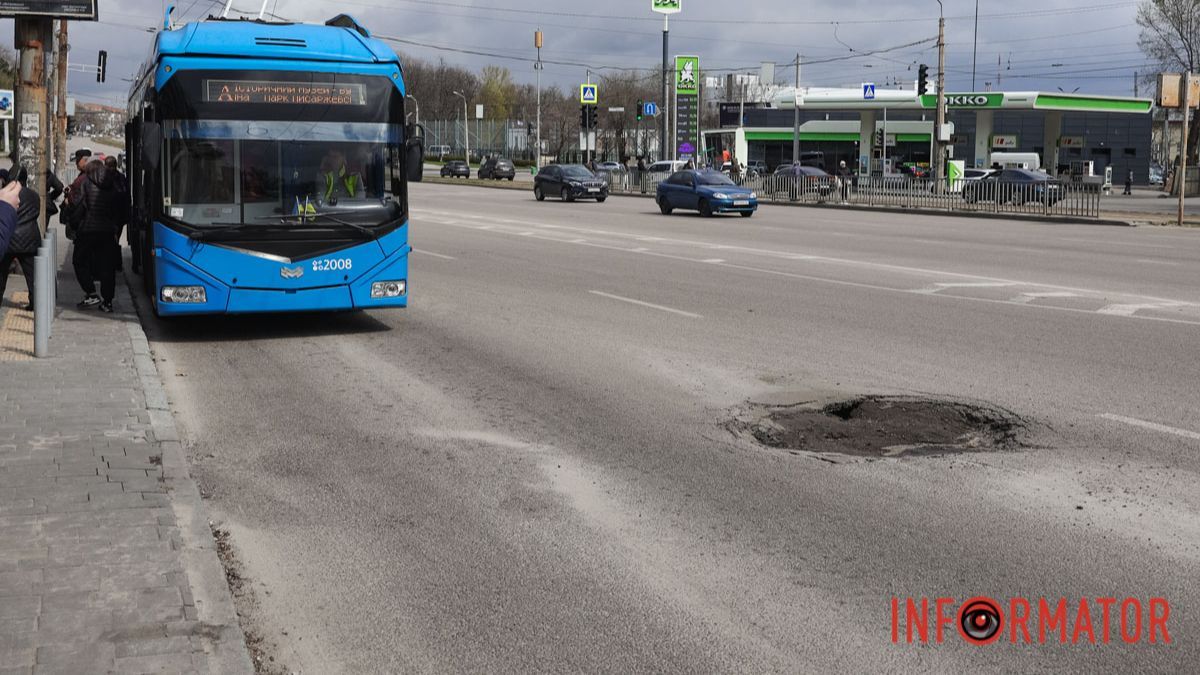 Біля зупинки на проспекті Богдана Хмельницького у Дніпрі на дорозі утворюється провалля