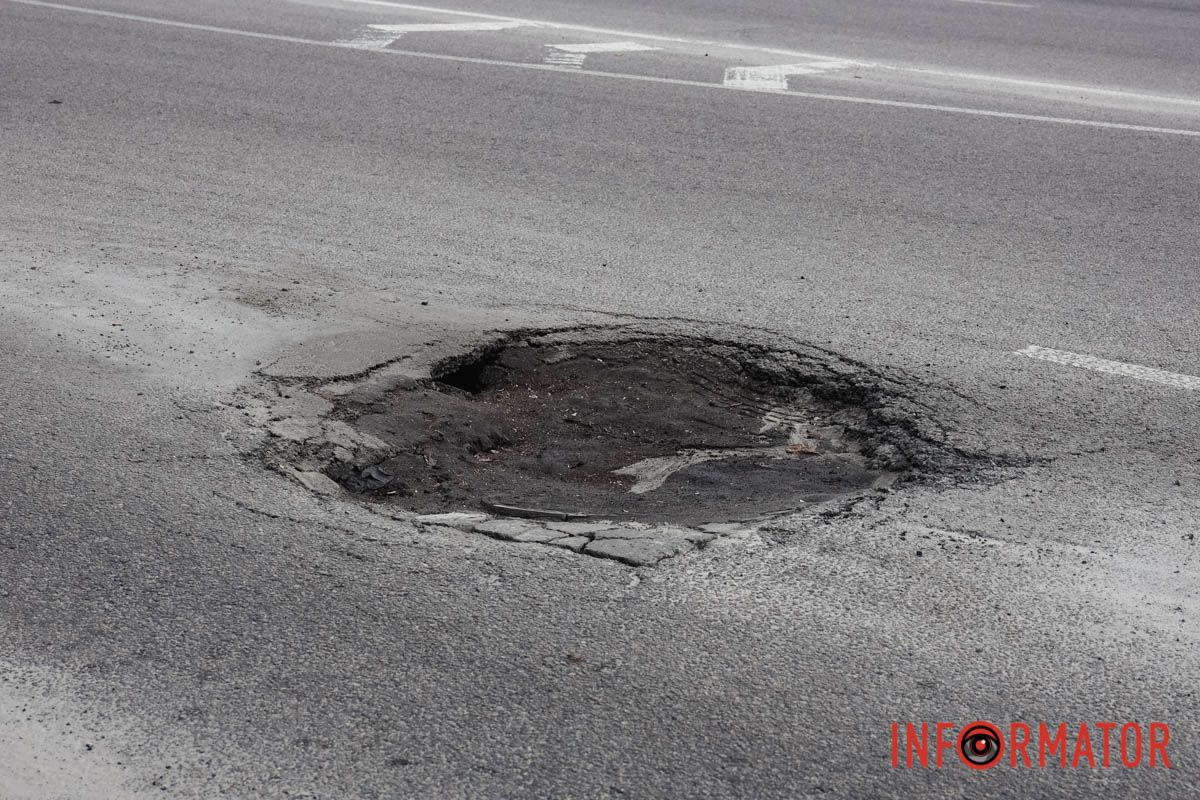 Його можна побачити, якщо їхати зі сторони проспекту в бік вулиці Незалежності