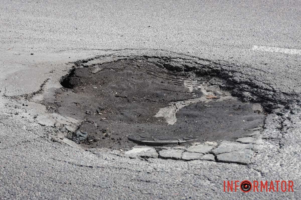 Воно формується неподалік парку Писаржевського,