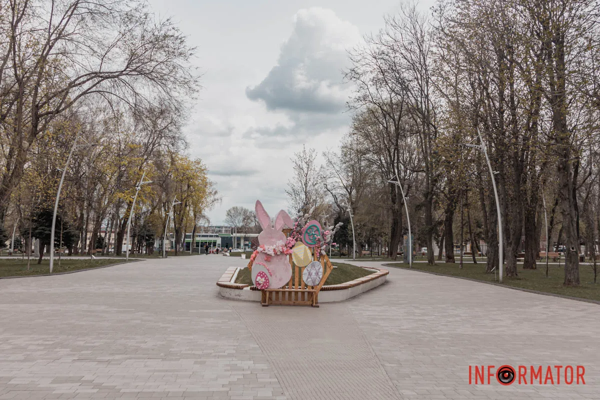 Знаходиться прямо на алеї 