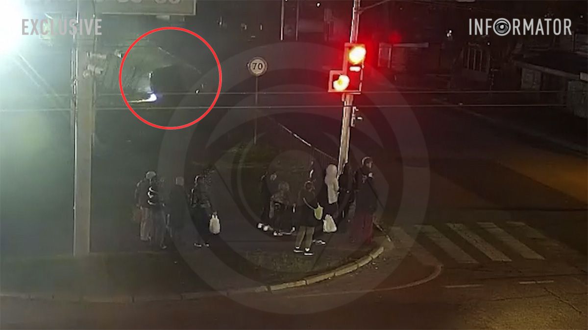 У Дніпрі біля “Каравану” автівка ледь не в’їхала в натовп та перекинулась: відео моменту