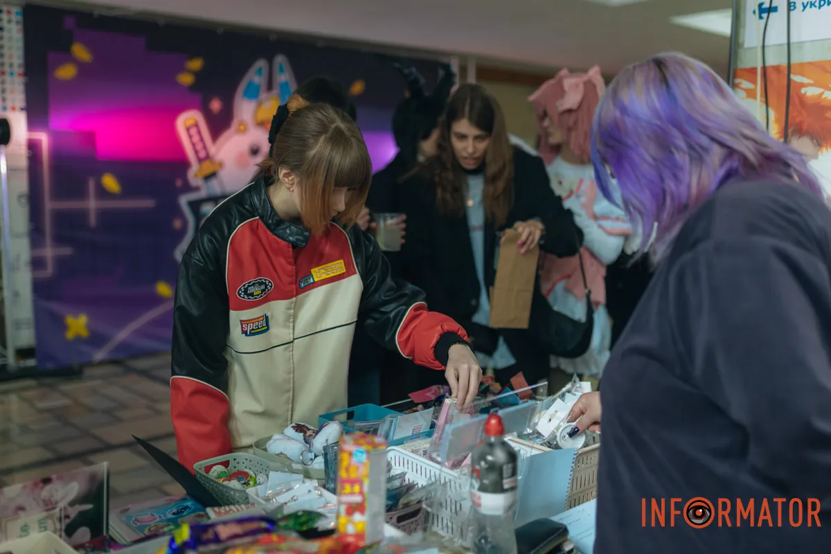 Маленький осередок Японії: у Дніпрі відбувся атмосферний захід з аніме та косплею, шукай себе на фото Інформатора 41