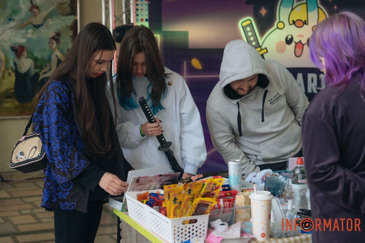 Маленький осередок Японії: у Дніпрі відбувся атмосферний захід з аніме та косплею, шукай себе на фото Інформатора 56