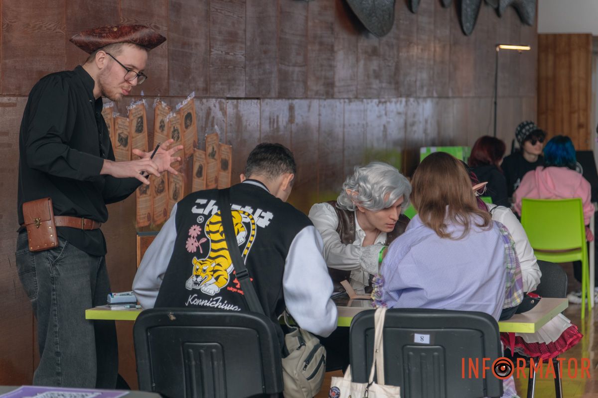 Маленький осередок Японії: у Дніпрі відбувся атмосферний захід з аніме та косплею, шукай себе на фото Інформатора 79