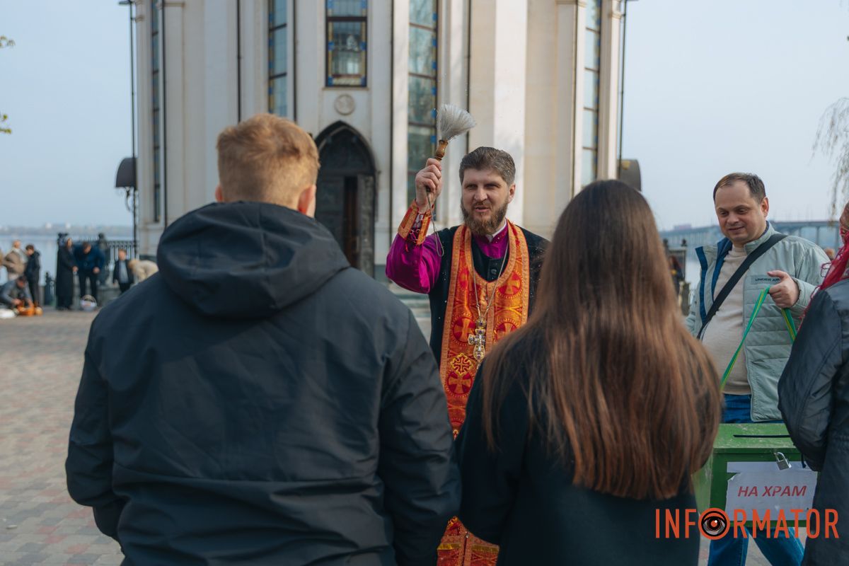 Попри ранню прохолоду, тисячі городян з ошатними кошиками вирушили до храмів