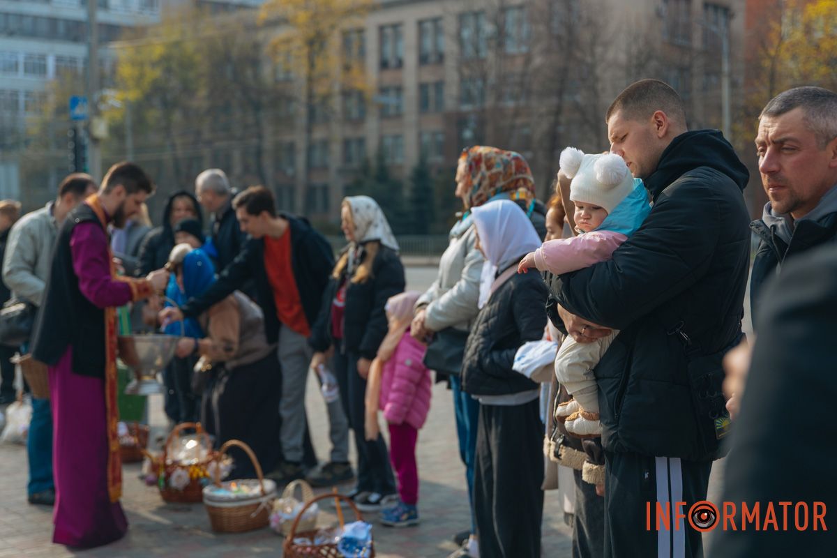 Містяни збираються біля храмів для освячення великодніх кошиків
