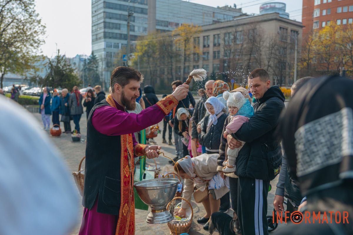 Священнослужителі невтомно працюють зранку, аби благословити тисячі кошиків дніпрян