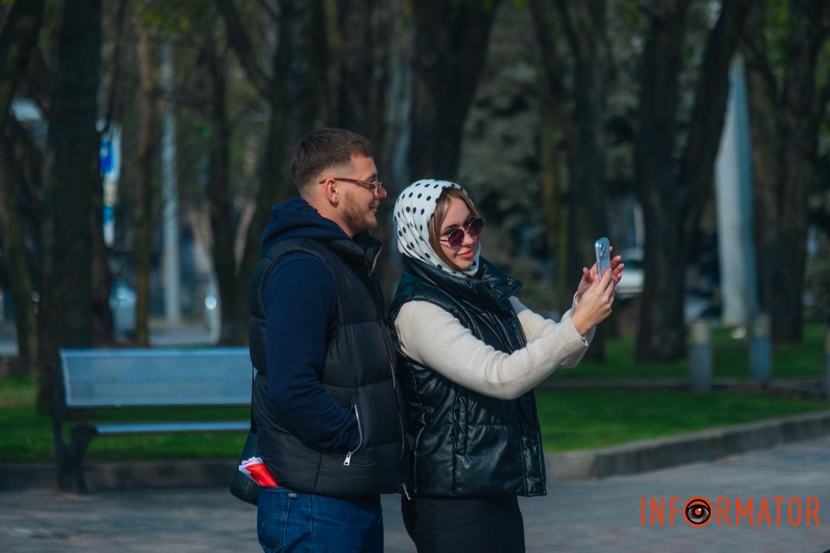 Усі були радісні і фотографувались