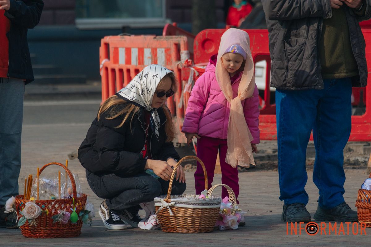 Містяни вишикувалися в очікуванні обряду освячення