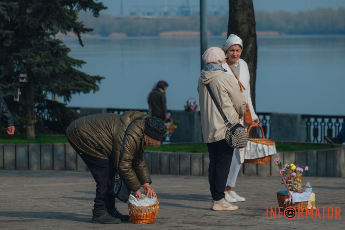 Люди з кошиками йдуть до храмів, аби освятити паски, яйця та інші святкові страви