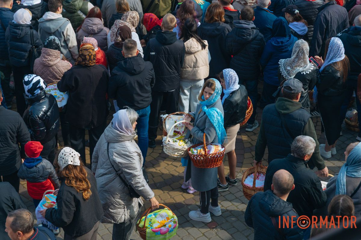 Сотні мешканців міста завітали до святині, аби освятити паски та помолитися