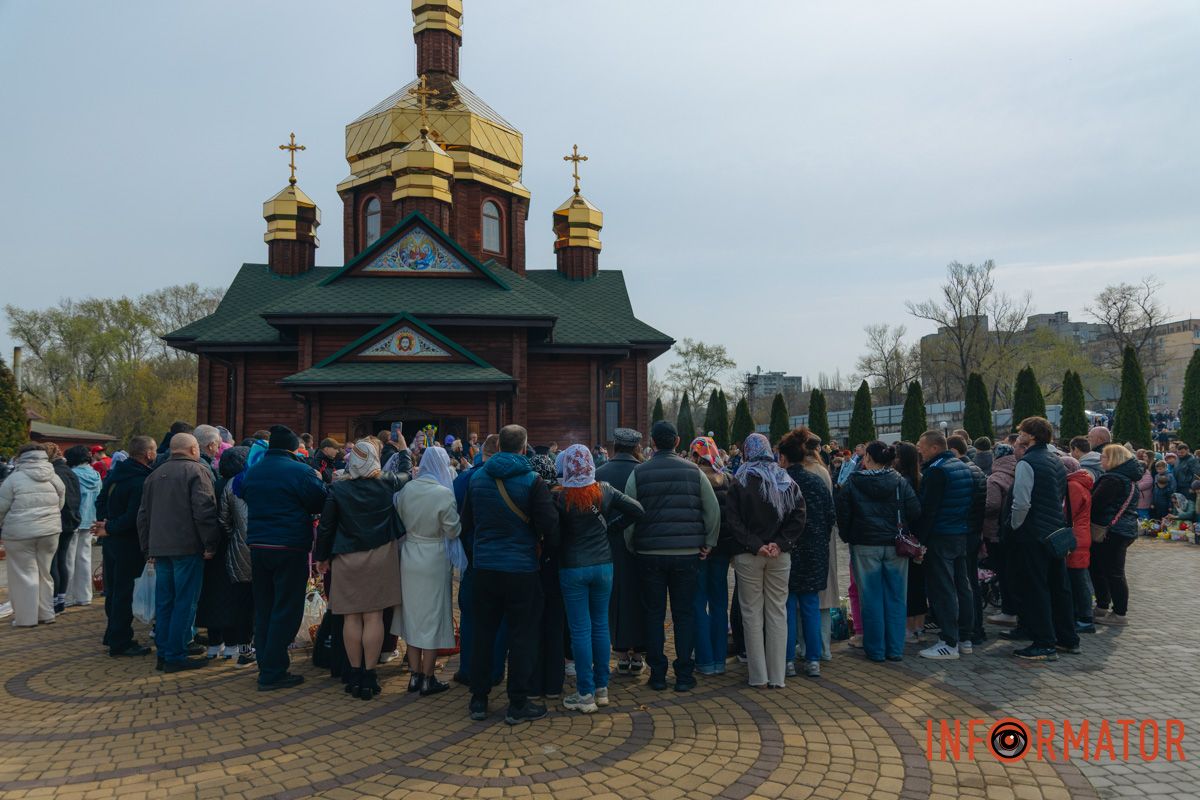 Дніпряни оточили храм