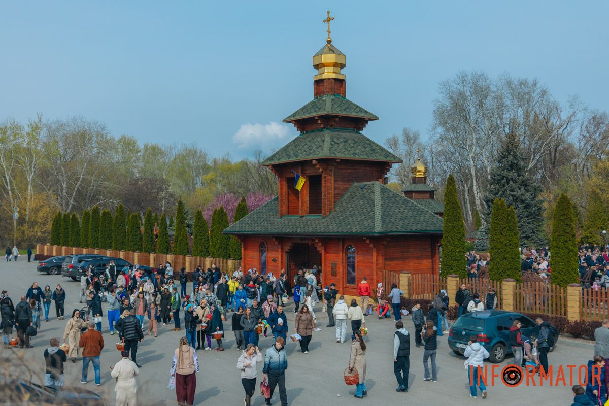 Територія храму заповнена вщент