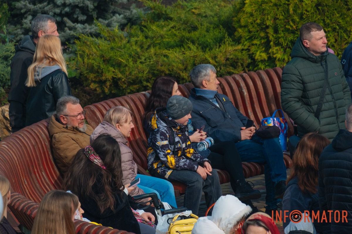 Люди насолоджуються атмосферою