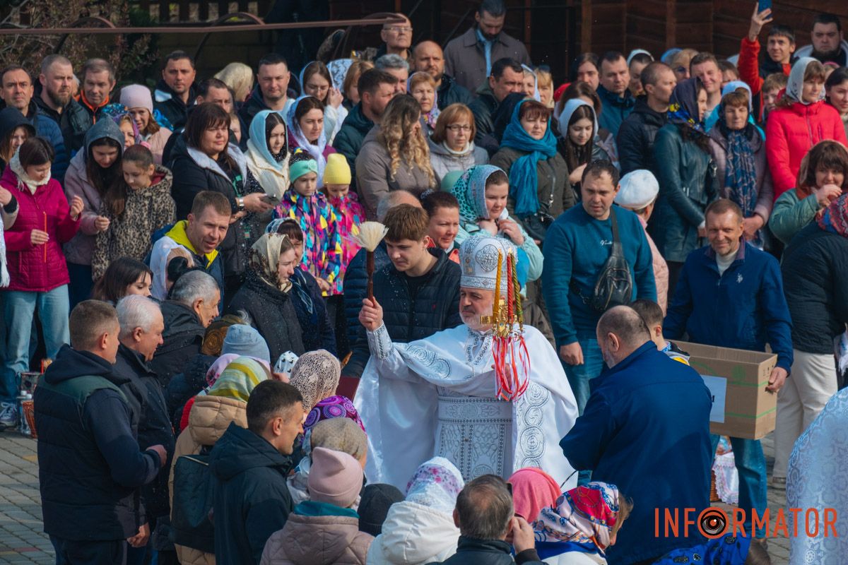 Мир нам небо днесь голосить