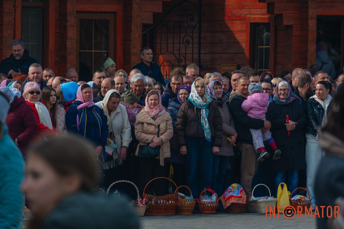 В саду вишневім цвіток біленький, ой народивси Хрестос маленький