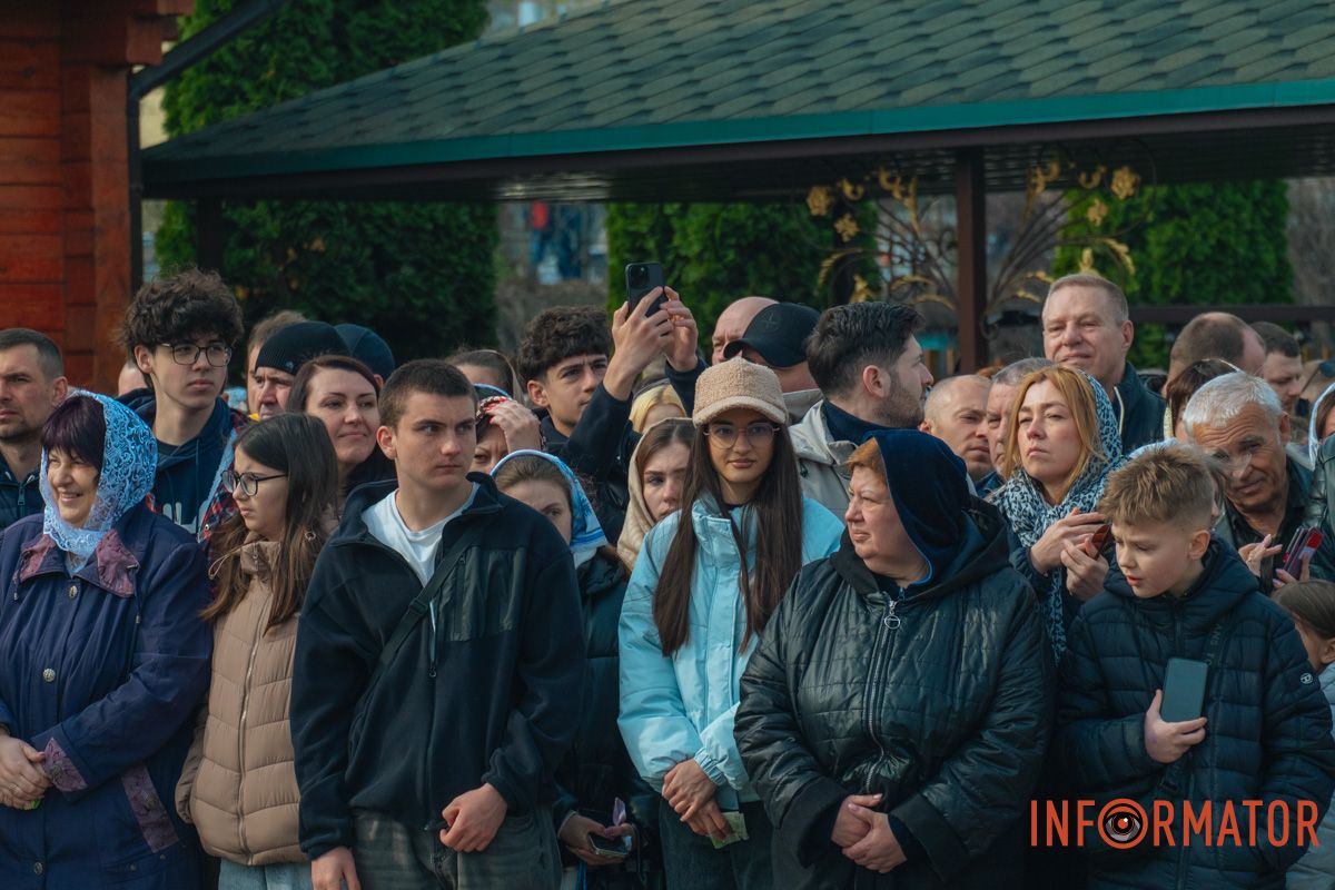 Люди стояли у колах та чергах, тримаючи кошики зі свяченим