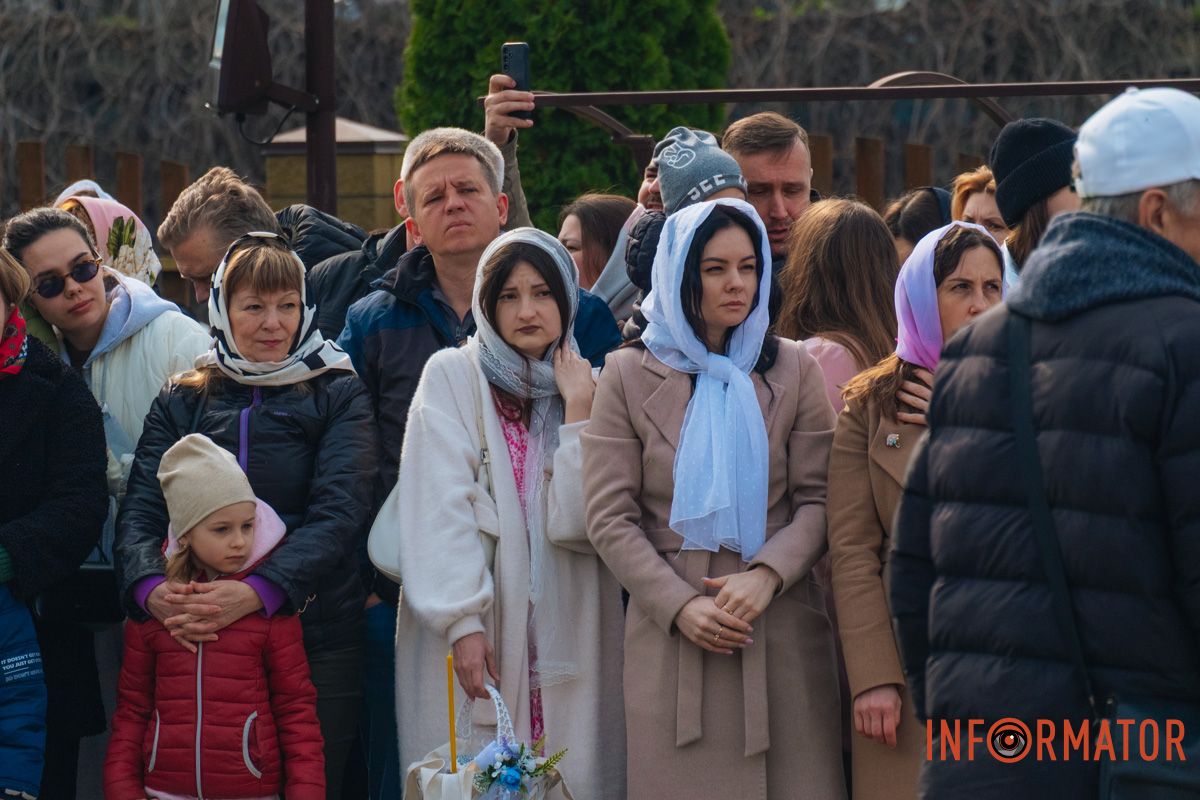 Люди довго очікували своєї черги