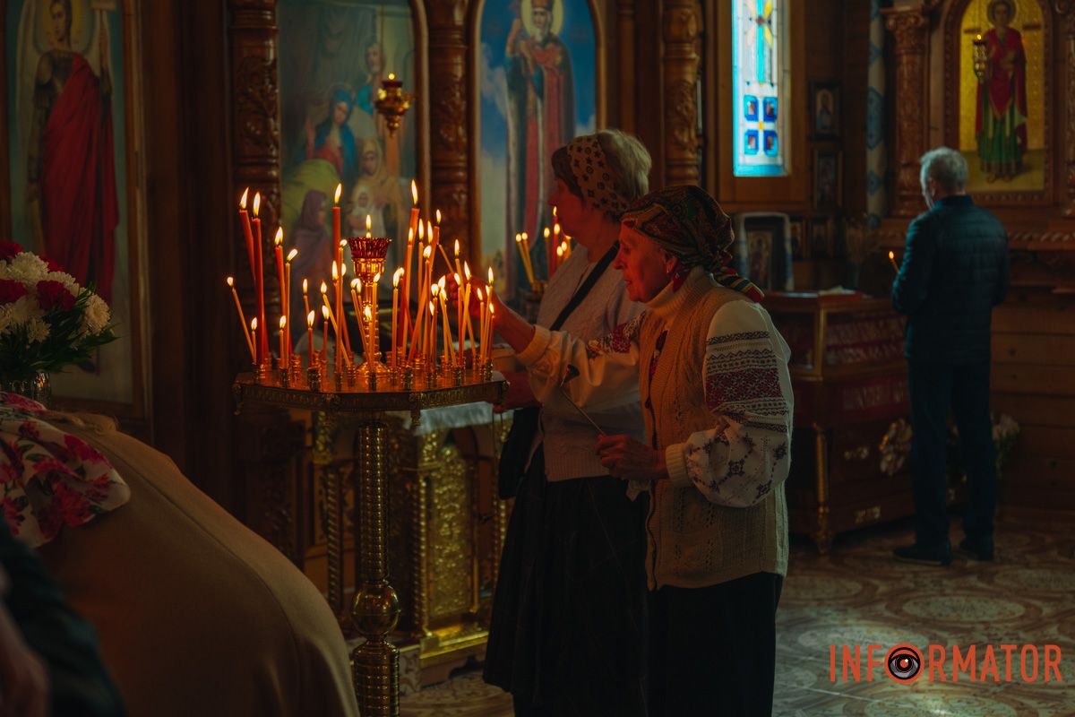 Вогники свічок у руках містян створюють атмосферу справжнього духовного торжества