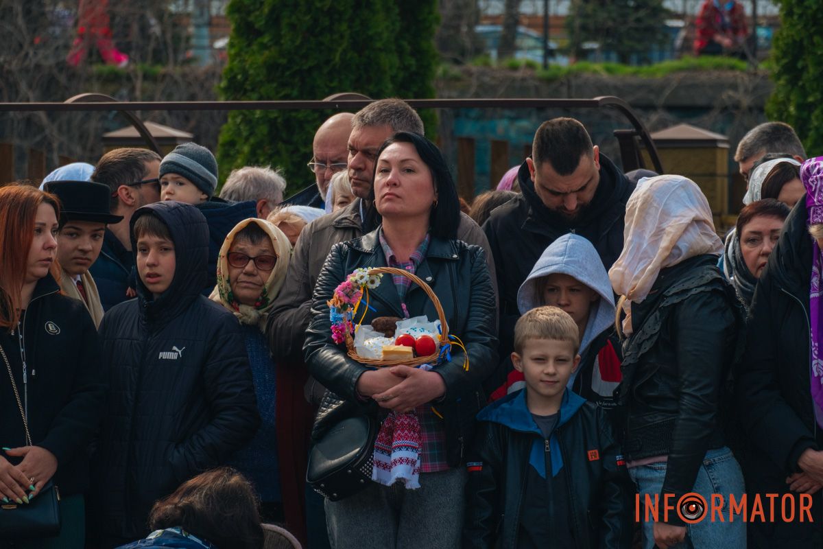 Священники підходили до кожного та кропили святою водою